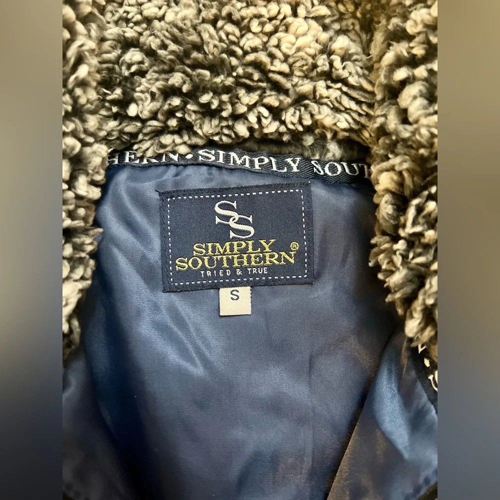 💥 2/$15!! Simply Southern Navy Fleece Sherpa Zip-Up Vest 💙 - Picture 2 of 6